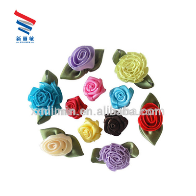 Estilo de cara única colorida cinta de satén rosas arco de flores decoración de boda sostenible