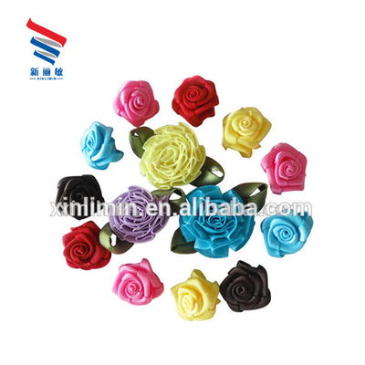 Estilo de cara única colorida cinta de satén rosas arco de flores decoración de boda sostenible