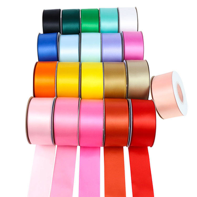 100% de poliéster con una sola cara cinta de satén en 196 colores personalizados 38mm 50mm 100 yardas/rollo