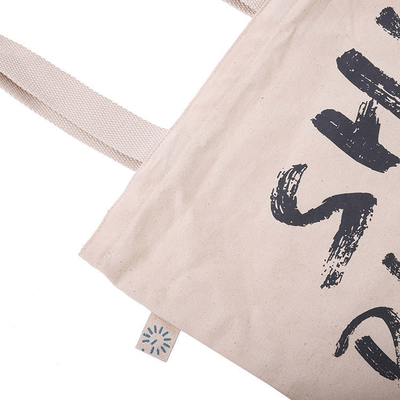 Compras hechas en bolsas de lona personalizadas con materiales ecológicos y logotipos impresos