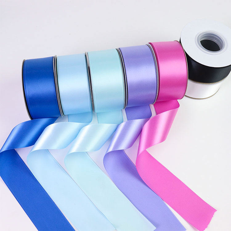 100% de poliéster con una sola cara cinta de satén en 196 colores personalizados 38mm 50mm 100 yardas/rollo